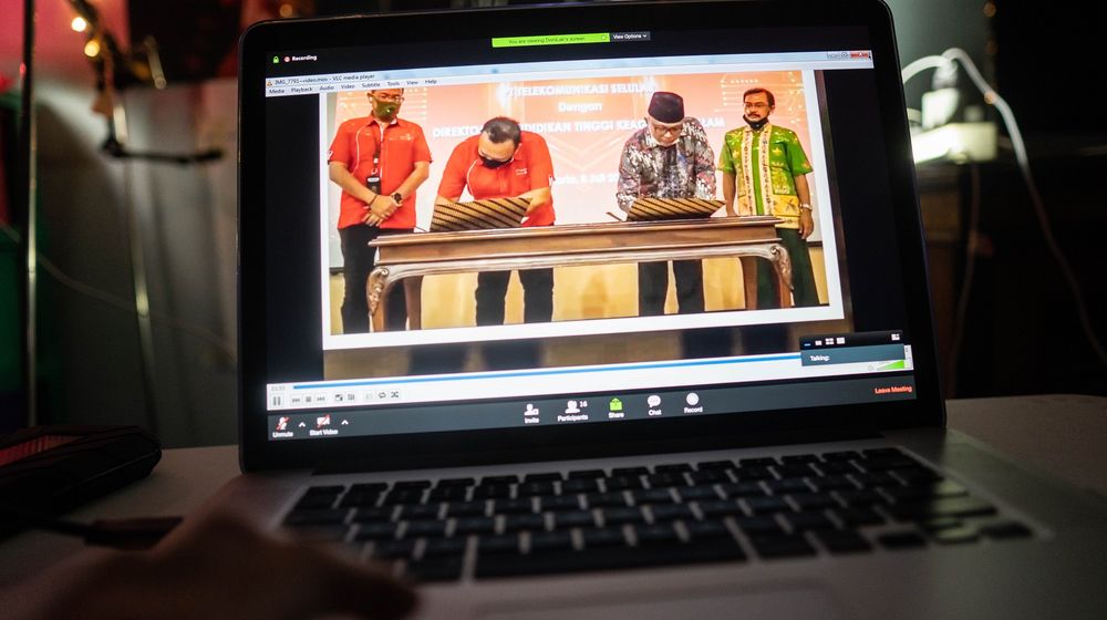 <p>Vice Presiden Sales and Care Strategy Tellomsel Andri Wibawanto (kedua kiri) dan Direktorat Kurikulum Sarana Kelembagaan dan Kesiswaan (KSKK) Madrasah DR. H. A. Umar, MA (kedua kanan) saat penandatanganan nota kesepahaman kolaborasi Telkomsel bersama Kementerian Agama Republik Indonesia menghadirkan program Madrasah Digital Belajar Jarak Jauh melalui aplikasi cloudX di Jakarta, Senin 21 September 2020.</p>
