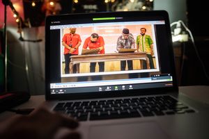 <p>Vice Presiden Sales and Care Strategy Tellomsel Andri Wibawanto (kedua kiri) dan Direktorat Kurikulum Sarana Kelembagaan dan Kesiswaan (KSKK) Madrasah DR. H. A. Umar, MA (kedua kanan) saat penandatanganan nota kesepahaman kolaborasi Telkomsel bersama Kementerian Agama Republik Indonesia menghadirkan program Madrasah Digital Belajar Jarak Jauh melalui aplikasi cloudX di Jakarta, Senin 21 September 2020.</p>