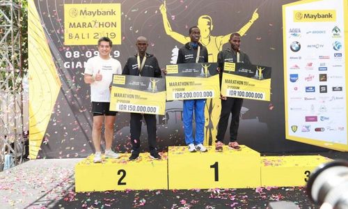<p>Direktur Utama PT Bank Maybank Indonesia Tbk (BNII) Taswin Zakaria saat memberikan hadiah lomba lari maraton / Dok. Maybank</p>
