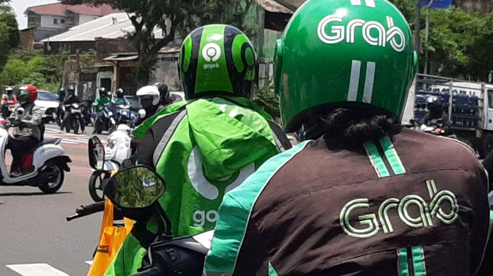 <p>Driver ojek daring GrabBike dan Gojek berhenti dipersimpangan jalan kawasan Kebun Jeruk, Jakarta, Selasa, 22 September 2020. Foto: Ismail Pohan/TrenAsia</p>
