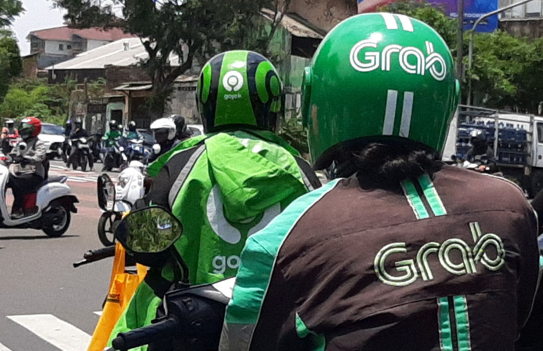 <p>Driver ojek daring GrabBike dan Gojek berhenti dipersimpangan jalan kawasan Kebun Jeruk, Jakarta, Selasa, 22 September 2020. Foto: Ismail Pohan/TrenAsia</p>
