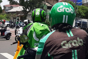<p>Driver ojek daring GrabBike dan Gojek berhenti dipersimpangan jalan kawasan Kebun Jeruk, Jakarta, Selasa, 22 September 2020. Foto: Ismail Pohan/TrenAsia</p>
