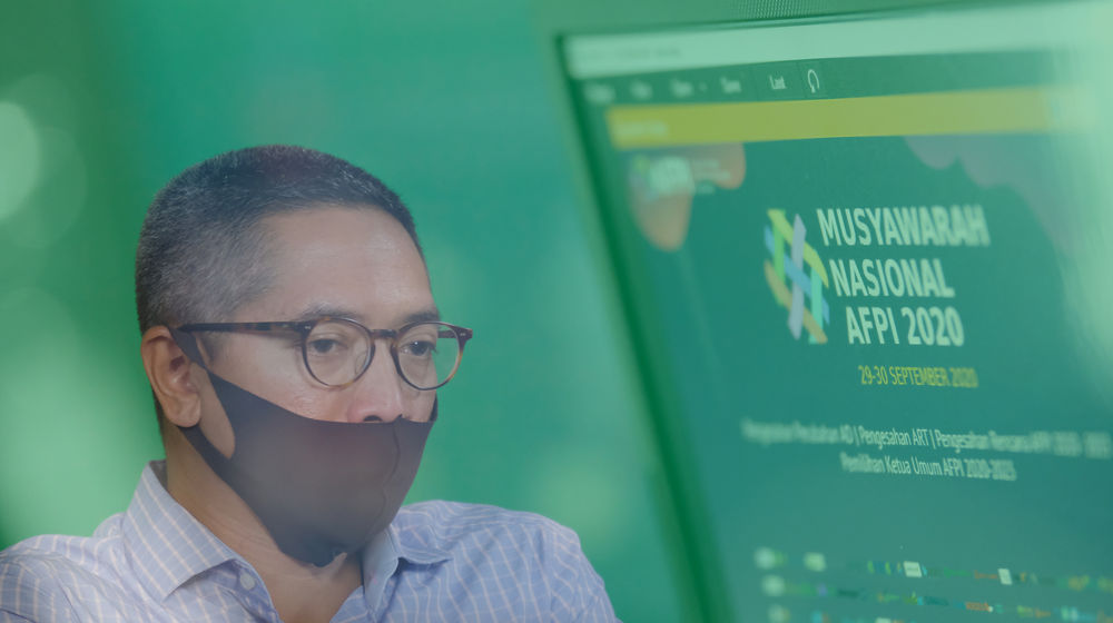 <p>Ketua AFPI terpilih Adrian Gunadi mengikuti sidang virtual MUNAS AFPI 2020 di Jakarta, Rabu, 30 September 2020. Musyawarah Nasional atau Munas Asosiasi Fintech Pendanaan Bersama Indonesia (AFPI) 2020 memberikan mandat kepada pengurus baru agar asosiasi fintech lending ini perkuat inklusi keuangan dan berperan aktif dalam mendukung Pemulihan Ekonomi Nasional seiring dampak pandemi COVID-19 melalui kolaborasi aktif asosiasi dengan institusi jasa keuangan lainnya. Foto: Ismail Pohan/TrenAsia</p>
