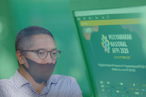 <p>Ketua AFPI terpilih Adrian Gunadi mengikuti sidang virtual MUNAS AFPI 2020 di Jakarta, Rabu, 30 September 2020. Musyawarah Nasional atau Munas Asosiasi Fintech Pendanaan Bersama Indonesia (AFPI) 2020 memberikan mandat kepada pengurus baru agar asosiasi fintech lending ini perkuat inklusi keuangan dan berperan aktif dalam mendukung Pemulihan Ekonomi Nasional seiring dampak pandemi COVID-19 melalui kolaborasi aktif asosiasi dengan institusi jasa keuangan lainnya. Foto: Ismail Pohan/TrenAsia</p>
