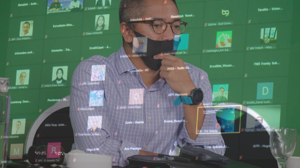 <p>Ketua AFPI terpilih Adrian Gunadi mengikuti sidang virtual MUNAS AFPI 2020 di Jakarta, Rabu, 30 September 2020. Musyawarah Nasional atau Munas Asosiasi Fintech Pendanaan Bersama Indonesia (AFPI) 2020 memberikan mandat kepada pengurus baru agar asosiasi fintech lending ini perkuat inklusi keuangan dan berperan aktif dalam mendukung Pemulihan Ekonomi Nasional seiring dampak pandemi COVID-19 melalui kolaborasi aktif asosiasi dengan institusi jasa keuangan lainnya. Foto: Ismail Pohan/TrenAsia</p>
