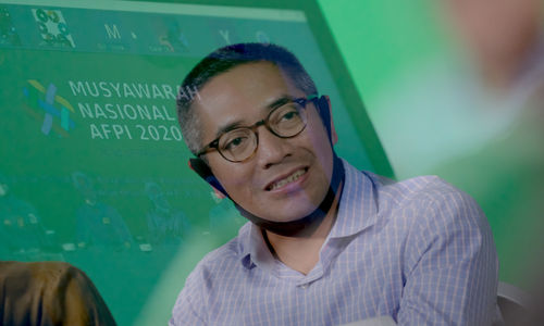 <p>Ketua AFPI terpilih Adrian Gunadi menjawab pertanyaan awak media secara virtual usai sidang MUNAS AFPI 2020 di Jakarta, Rabu, 30 September 2020. Musyawarah Nasional atau Munas Asosiasi Fintech Pendanaan Bersama Indonesia (AFPI) 2020 memberikan mandat kepada pengurus baru agar asosiasi fintech lending ini perkuat inklusi keuangan dan berperan aktif dalam mendukung Pemulihan Ekonomi Nasional seiring dampak pandemi COVID-19 melalui kolaborasi aktif asosiasi dengan institusi jasa keuangan lainnya. Foto: Ismail Pohan/TrenAsia</p>
