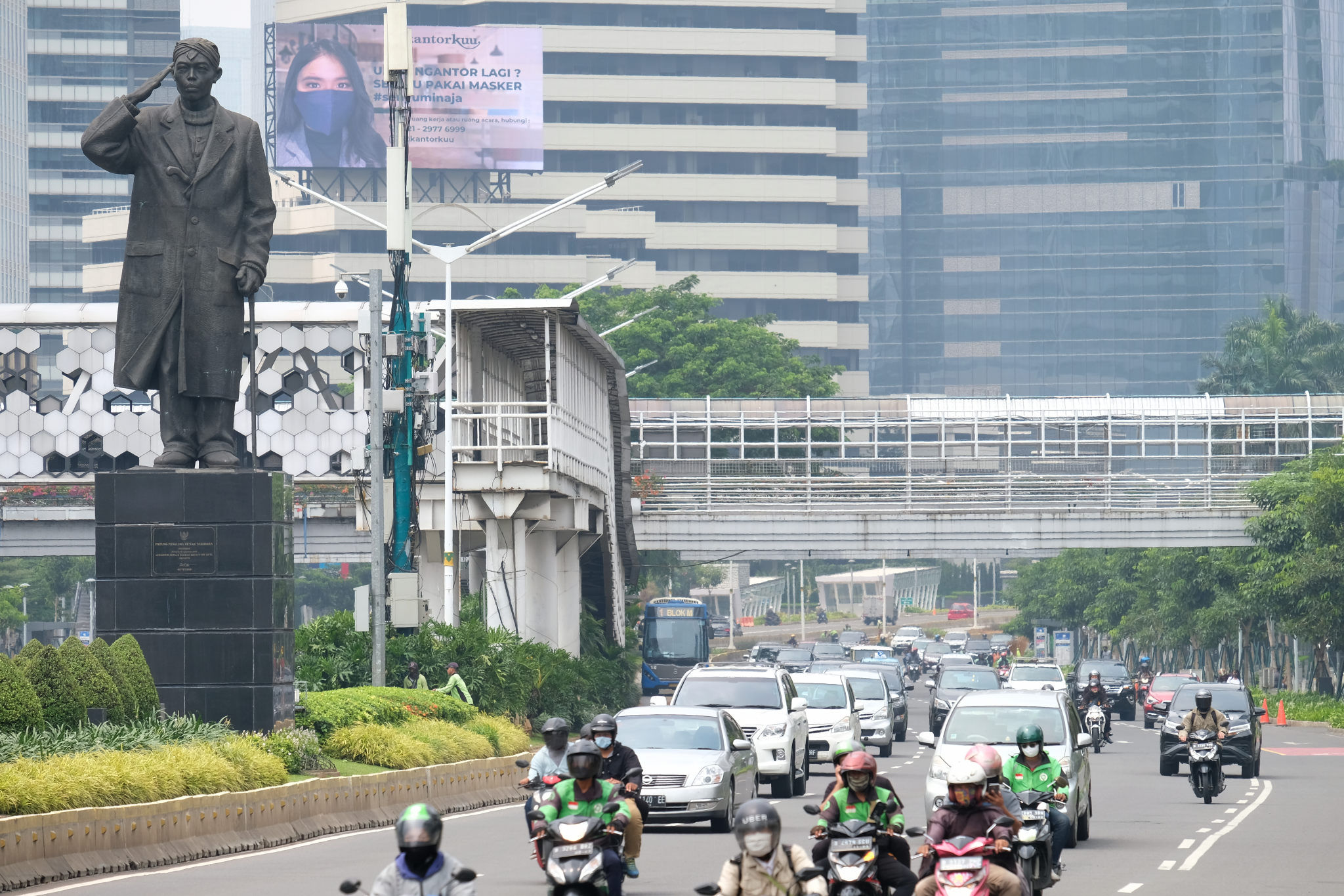 <p>Suasana ruas jalan ibukota saat pemberlakuan kembali PSBB di Jalan Sudirman, Jakarta, Senin, 14 September 2020. Gubernur DKI Jakarta Anies Baswedan memutuskan menerapkan kembali pembatasan sosial berskala besar (PSBB) jilid dua atau PSBB pengetatan, yang berlaku selama dua pekan mulai Senin, 14 September 2020 hingga 27 September 2020. Penerapan PSBB itu mengacu pada Pergub Nomor 88 Tahun 2020 terkait perubahan Pergub Nomor 33 Tahun 2020 tentang Pelaksanaan PSBB dalam Penanganan Covid-19 di DKI Jakarta. Foto: Ismail Pohan/TrenAsia</p>
