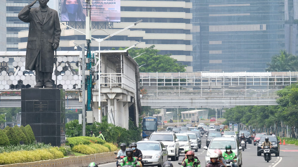 <p>Suasana ruas jalan ibukota saat pemberlakuan kembali PSBB di Jalan Sudirman, Jakarta, Senin, 14 September 2020. Gubernur DKI Jakarta Anies Baswedan memutuskan menerapkan kembali pembatasan sosial berskala besar (PSBB) jilid dua atau PSBB pengetatan, yang berlaku selama dua pekan mulai Senin, 14 September 2020 hingga 27 September 2020. Penerapan PSBB itu mengacu pada Pergub Nomor 88 Tahun 2020 terkait perubahan Pergub Nomor 33 Tahun 2020 tentang Pelaksanaan PSBB dalam Penanganan Covid-19 di DKI Jakarta. Foto: Ismail Pohan/TrenAsia</p>
