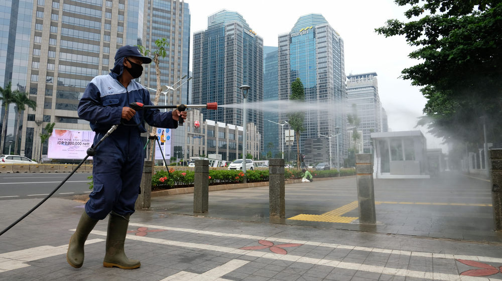 <p>Petugas melakukan penyemprotan disinfektan saat pemberlakuan kembali PSBB di Jalan Sudirman, Jakarta, Senin, 14 September 2020. Gubernur DKI Jakarta Anies Baswedan memutuskan menerapkan kembali pembatasan sosial berskala besar (PSBB) jilid dua atau PSBB pengetatan, yang berlaku selama dua pekan mulai Senin, 14 September 2020 hingga 27 September 2020. Penerapan PSBB itu mengacu pada Pergub Nomor 88 Tahun 2020 terkait perubahan Pergub Nomor 33 Tahun 2020 tentang Pelaksanaan PSBB dalam Penanganan Covid-19 di DKI Jakarta. Foto: Ismail Pohan/TrenAsia</p>
