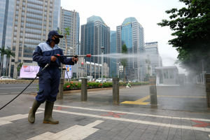 <p>Petugas melakukan penyemprotan disinfektan saat pemberlakuan kembali PSBB di Jalan Sudirman, Jakarta, Senin, 14 September 2020. Gubernur DKI Jakarta Anies Baswedan memutuskan menerapkan kembali pembatasan sosial berskala besar (PSBB) jilid dua atau PSBB pengetatan, yang berlaku selama dua pekan mulai Senin, 14 September 2020 hingga 27 September 2020. Penerapan PSBB itu mengacu pada Pergub Nomor 88 Tahun 2020 terkait perubahan Pergub Nomor 33 Tahun 2020 tentang Pelaksanaan PSBB dalam Penanganan Covid-19 di DKI Jakarta. Foto: Ismail Pohan/TrenAsia</p>
