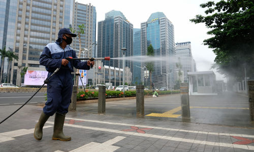 <p>Petugas melakukan penyemprotan disinfektan saat pemberlakuan kembali PSBB di Jalan Sudirman, Jakarta, Senin, 14 September 2020. Gubernur DKI Jakarta Anies Baswedan memutuskan menerapkan kembali pembatasan sosial berskala besar (PSBB) jilid dua atau PSBB pengetatan, yang berlaku selama dua pekan mulai Senin, 14 September 2020 hingga 27 September 2020. Penerapan PSBB itu mengacu pada Pergub Nomor 88 Tahun 2020 terkait perubahan Pergub Nomor 33 Tahun 2020 tentang Pelaksanaan PSBB dalam Penanganan Covid-19 di DKI Jakarta. Foto: Ismail Pohan/TrenAsia</p>
