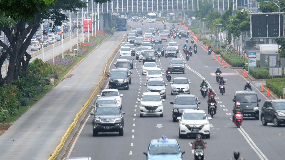 <p>Suasana ruas jalan ibukota saat pemberlakuan kembali PSBB di Jalan Sudirman, Jakarta, Senin, 14 September 2020. Gubernur DKI Jakarta Anies Baswedan memutuskan menerapkan kembali pembatasan sosial berskala besar (PSBB) jilid dua atau PSBB pengetatan, yang berlaku selama dua pekan mulai Senin, 14 September 2020 hingga 27 September 2020. Penerapan PSBB itu mengacu pada Pergub Nomor 88 Tahun 2020 terkait perubahan Pergub Nomor 33 Tahun 2020 tentang Pelaksanaan PSBB dalam Penanganan Covid-19 di DKI Jakarta. Foto: Ismail Pohan/TrenAsia</p>
