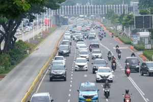 <p>Suasana ruas jalan ibukota saat pemberlakuan kembali PSBB di Jalan Sudirman, Jakarta, Senin, 14 September 2020. Gubernur DKI Jakarta Anies Baswedan memutuskan menerapkan kembali pembatasan sosial berskala besar (PSBB) jilid dua atau PSBB pengetatan, yang berlaku selama dua pekan mulai Senin, 14 September 2020 hingga 27 September 2020. Penerapan PSBB itu mengacu pada Pergub Nomor 88 Tahun 2020 terkait perubahan Pergub Nomor 33 Tahun 2020 tentang Pelaksanaan PSBB dalam Penanganan Covid-19 di DKI Jakarta. Foto: Ismail Pohan/TrenAsia</p>
