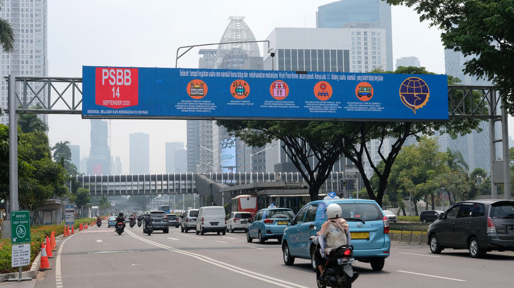 <p>Suasana ruas jalan ibukota saat pemberlakuan kembali PSBB di Jalan Sudirman, Jakarta, Senin, 14 September 2020. Gubernur DKI Jakarta Anies Baswedan memutuskan menerapkan kembali pembatasan sosial berskala besar (PSBB) jilid dua atau PSBB pengetatan, yang berlaku selama dua pekan mulai Senin, 14 September 2020 hingga 27 September 2020. Penerapan PSBB itu mengacu pada Pergub Nomor 88 Tahun 2020 terkait perubahan Pergub Nomor 33 Tahun 2020 tentang Pelaksanaan PSBB dalam Penanganan Covid-19 di DKI Jakarta. Foto: Ismail Pohan/TrenAsia</p>
