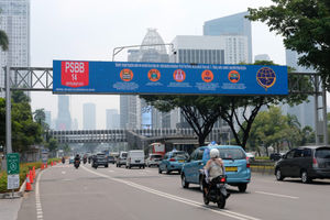<p>Suasana ruas jalan ibukota saat pemberlakuan kembali PSBB di Jalan Sudirman, Jakarta, Senin, 14 September 2020. Gubernur DKI Jakarta Anies Baswedan memutuskan menerapkan kembali pembatasan sosial berskala besar (PSBB) jilid dua atau PSBB pengetatan, yang berlaku selama dua pekan mulai Senin, 14 September 2020 hingga 27 September 2020. Penerapan PSBB itu mengacu pada Pergub Nomor 88 Tahun 2020 terkait perubahan Pergub Nomor 33 Tahun 2020 tentang Pelaksanaan PSBB dalam Penanganan Covid-19 di DKI Jakarta. Foto: Ismail Pohan/TrenAsia</p>

