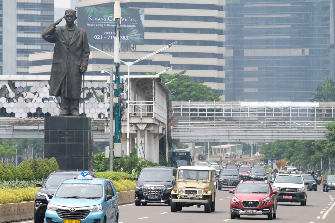 <p>Suasana ruas jalan ibukota saat pemberlakuan kembali PSBB di Jalan Sudirman, Jakarta, Senin, 14 September 2020. Gubernur DKI Jakarta Anies Baswedan memutuskan menerapkan kembali pembatasan sosial berskala besar (PSBB) jilid dua atau PSBB pengetatan, yang berlaku selama dua pekan mulai Senin, 14 September 2020 hingga 27 September 2020. Penerapan PSBB itu mengacu pada Pergub Nomor 88 Tahun 2020 terkait perubahan Pergub Nomor 33 Tahun 2020 tentang Pelaksanaan PSBB dalam Penanganan Covid-19 di DKI Jakarta. Foto: Ismail Pohan/TrenAsia</p>
