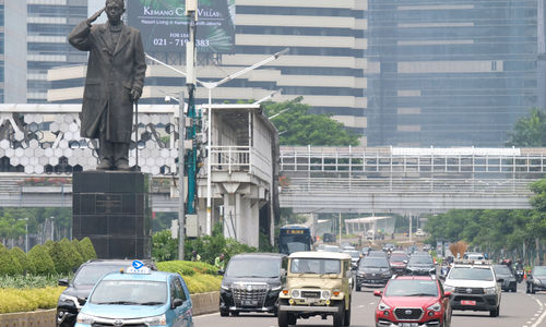 <p>Suasana ruas jalan ibukota saat pemberlakuan kembali PSBB di Jalan Sudirman, Jakarta, Senin, 14 September 2020. Gubernur DKI Jakarta Anies Baswedan memutuskan menerapkan kembali pembatasan sosial berskala besar (PSBB) jilid dua atau PSBB pengetatan, yang berlaku selama dua pekan mulai Senin, 14 September 2020 hingga 27 September 2020. Penerapan PSBB itu mengacu pada Pergub Nomor 88 Tahun 2020 terkait perubahan Pergub Nomor 33 Tahun 2020 tentang Pelaksanaan PSBB dalam Penanganan Covid-19 di DKI Jakarta. Foto: Ismail Pohan/TrenAsia</p>
