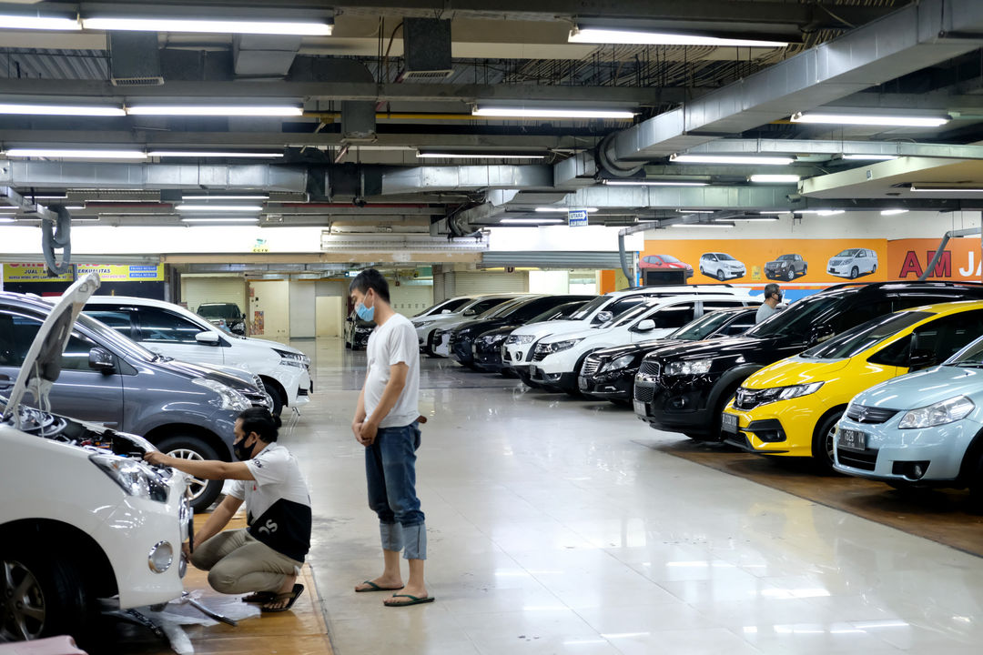 <p>Suasana showroom penjualan mobil bekas di WTC Mangga Dua, Jakarta, Rabu, 23 September 2020. Senior Marketing Manager WTC Mangga Dua, Herjanto Kosasih mengatakan Kebijakan pajak nol persen tidak akan berimbas ke pasar mobil bekas. Menurutnya, pasar mobil bekas tidak terganggu daya beli masyarakat saat ini masih rendah, sementara kebutuhan kendaraan pribadi dirasa penting untuk menghindari penyebaran Covid-19, maka mobil bekas yang dinilai memiliki harga mobil murah tetap menjadi pilihan. Foto: Ismail Pohan/TrenAsia</p>
