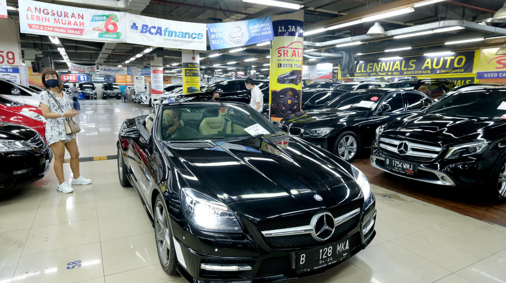 <p>Suasana showroom penjualan mobil bekas di WTC Mangga Dua, Jakarta, Rabu, 23 September 2020. Senior Marketing Manager WTC Mangga Dua, Herjanto Kosasih mengatakan Kebijakan pajak nol persen tidak akan berimbas ke pasar mobil bekas. Menurutnya, pasar mobil bekas tidak terganggu daya beli masyarakat saat ini masih rendah, sementara kebutuhan kendaraan pribadi dirasa penting untuk menghindari penyebaran Covid-19, maka mobil bekas yang dinilai memiliki harga mobil murah tetap menjadi pilihan. Foto: Ismail Pohan/TrenAsia</p>
