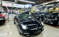 <p>Suasana showroom penjualan mobil bekas di WTC Mangga Dua, Jakarta, Rabu, 23 September 2020. Senior Marketing Manager WTC Mangga Dua, Herjanto Kosasih mengatakan Kebijakan pajak nol persen tidak akan berimbas ke pasar mobil bekas. Menurutnya, pasar mobil bekas tidak terganggu daya beli masyarakat saat ini masih rendah, sementara kebutuhan kendaraan pribadi dirasa penting untuk menghindari penyebaran Covid-19, maka mobil bekas yang dinilai memiliki harga mobil murah tetap menjadi pilihan. Foto: Ismail Pohan/TrenAsia</p>
