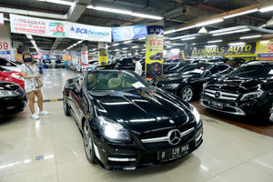 <p>Suasana showroom penjualan mobil bekas di WTC Mangga Dua, Jakarta, Rabu, 23 September 2020. Senior Marketing Manager WTC Mangga Dua, Herjanto Kosasih mengatakan Kebijakan pajak nol persen tidak akan berimbas ke pasar mobil bekas. Menurutnya, pasar mobil bekas tidak terganggu daya beli masyarakat saat ini masih rendah, sementara kebutuhan kendaraan pribadi dirasa penting untuk menghindari penyebaran Covid-19, maka mobil bekas yang dinilai memiliki harga mobil murah tetap menjadi pilihan. Foto: Ismail Pohan/TrenAsia</p>
