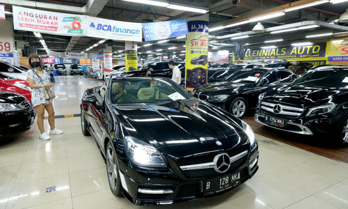 <p>Suasana showroom penjualan mobil bekas di WTC Mangga Dua, Jakarta, Rabu, 23 September 2020. Senior Marketing Manager WTC Mangga Dua, Herjanto Kosasih mengatakan Kebijakan pajak nol persen tidak akan berimbas ke pasar mobil bekas. Menurutnya, pasar mobil bekas tidak terganggu daya beli masyarakat saat ini masih rendah, sementara kebutuhan kendaraan pribadi dirasa penting untuk menghindari penyebaran Covid-19, maka mobil bekas yang dinilai memiliki harga mobil murah tetap menjadi pilihan. Foto: Ismail Pohan/TrenAsia</p>
