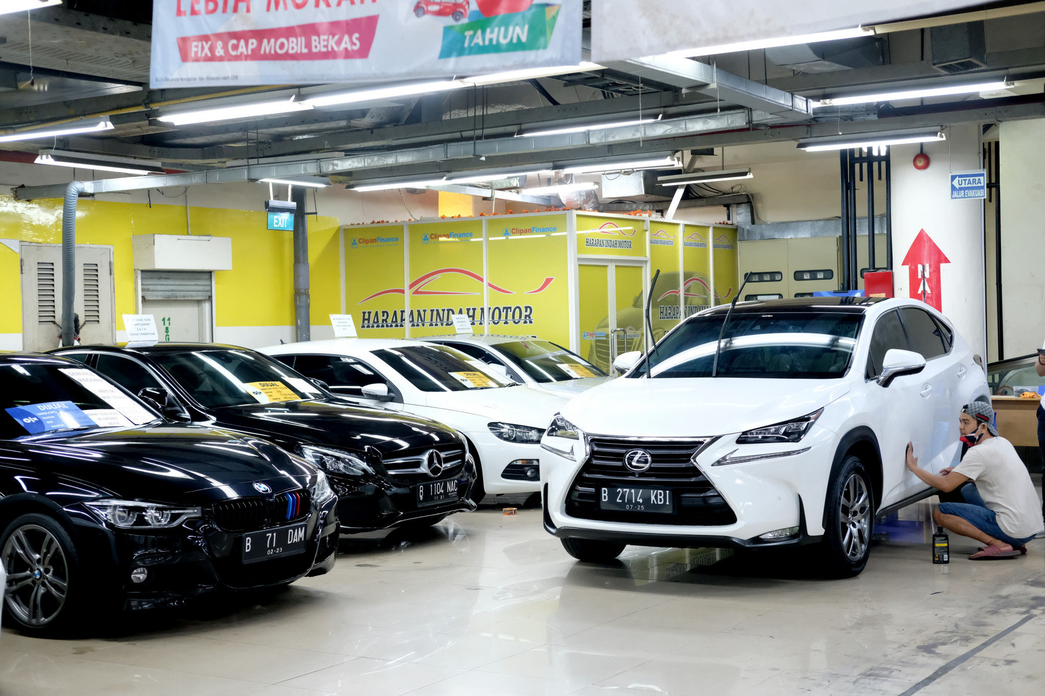 <p>Suasana showroom penjualan mobil bekas di WTC Mangga Dua, Jakarta, Rabu, 23 September 2020. Senior Marketing Manager WTC Mangga Dua, Herjanto Kosasih mengatakan Kebijakan pajak nol persen tidak akan berimbas ke pasar mobil bekas. Menurutnya, pasar mobil bekas tidak terganggu daya beli masyarakat saat ini masih rendah, sementara kebutuhan kendaraan pribadi dirasa penting untuk menghindari penyebaran Covid-19, maka mobil bekas yang dinilai memiliki harga mobil murah tetap menjadi pilihan. Foto: Ismail Pohan/TrenAsia</p>
