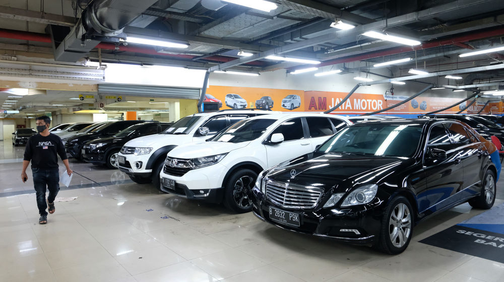 <p>Suasana showroom penjualan mobil bekas di WTC Mangga Dua, Jakarta, Rabu, 23 September 2020. Senior Marketing Manager WTC Mangga Dua, Herjanto Kosasih mengatakan Kebijakan pajak nol persen tidak akan berimbas ke pasar mobil bekas. Menurutnya, pasar mobil bekas tidak terganggu daya beli masyarakat saat ini masih rendah, sementara kebutuhan kendaraan pribadi dirasa penting untuk menghindari penyebaran Covid-19, maka mobil bekas yang dinilai memiliki harga mobil murah tetap menjadi pilihan. Foto: Ismail Pohan/TrenAsia</p>
