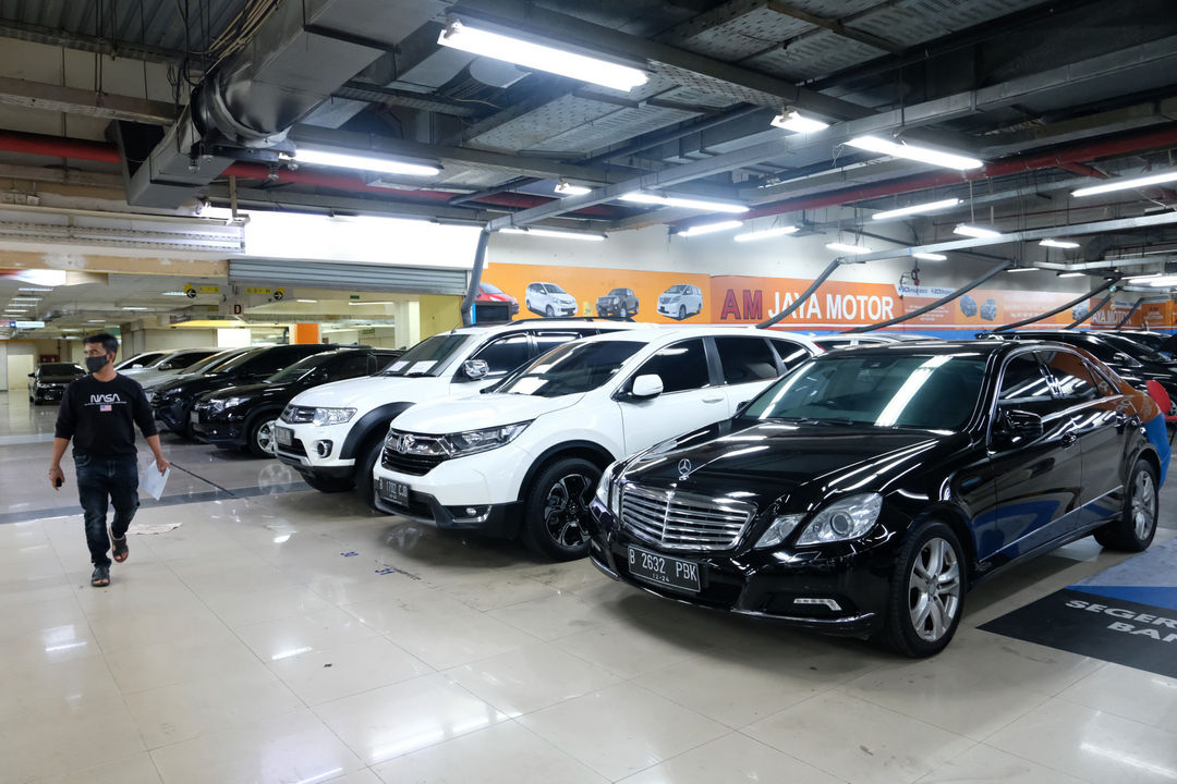 <p>Suasana showroom penjualan mobil bekas di WTC Mangga Dua, Jakarta, Rabu, 23 September 2020. Senior Marketing Manager WTC Mangga Dua, Herjanto Kosasih mengatakan Kebijakan pajak nol persen tidak akan berimbas ke pasar mobil bekas. Menurutnya, pasar mobil bekas tidak terganggu daya beli masyarakat saat ini masih rendah, sementara kebutuhan kendaraan pribadi dirasa penting untuk menghindari penyebaran Covid-19, maka mobil bekas yang dinilai memiliki harga mobil murah tetap menjadi pilihan. Foto: Ismail Pohan/TrenAsia</p>
