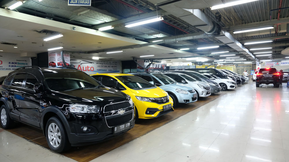 <p>Deretan mobil bekas berbagai merek di showroom penjualan mobil bekas WTC Mangga Dua, Jakarta, Rabu, 23 September 2020. Senior Marketing Manager WTC Mangga Dua, Herjanto Kosasih mengatakan Kebijakan pajak nol persen tidak akan berimbas ke pasar mobil bekas. Menurutnya, pasar mobil bekas tidak terganggu daya beli masyarakat saat ini masih rendah, sementara kebutuhan kendaraan pribadi dirasa penting untuk menghindari penyebaran Covid-19, maka mobil bekas yang dinilai memiliki harga mobil murah tetap menjadi pilihan. Foto: Ismail Pohan/TrenAsia</p>
