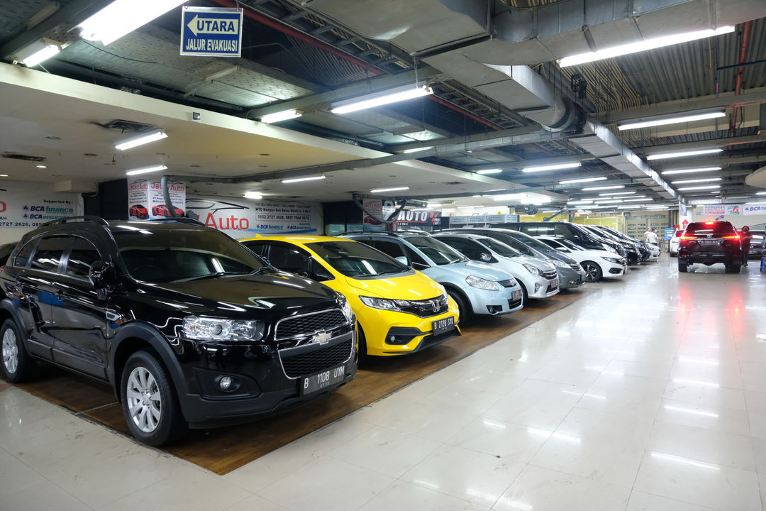 <p>Deretan mobil bekas berbagai merek di showroom penjualan mobil bekas WTC Mangga Dua, Jakarta, Rabu, 23 September 2020. Senior Marketing Manager WTC Mangga Dua, Herjanto Kosasih mengatakan Kebijakan pajak nol persen tidak akan berimbas ke pasar mobil bekas. Menurutnya, pasar mobil bekas tidak terganggu daya beli masyarakat saat ini masih rendah, sementara kebutuhan kendaraan pribadi dirasa penting untuk menghindari penyebaran Covid-19, maka mobil bekas yang dinilai memiliki harga mobil murah tetap menjadi pilihan. Foto: Ismail Pohan/TrenAsia</p>
