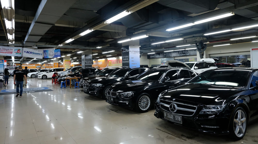 <p>Suasana showroom penjualan mobil bekas di WTC Mangga Dua, Jakarta, Rabu, 23 September 2020. Senior Marketing Manager WTC Mangga Dua, Herjanto Kosasih mengatakan Kebijakan pajak nol persen tidak akan berimbas ke pasar mobil bekas. Menurutnya, pasar mobil bekas tidak terganggu daya beli masyarakat saat ini masih rendah, sementara kebutuhan kendaraan pribadi dirasa penting untuk menghindari penyebaran Covid-19, maka mobil bekas yang dinilai memiliki harga mobil murah tetap menjadi pilihan. Foto: Ismail Pohan/TrenAsia</p>