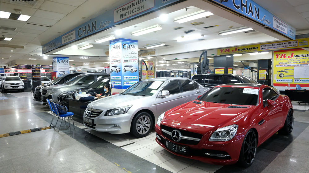 <p>Deretan mobil bekas berbagai merek dipajang di showroom penjualan mobil bekas di WTC Mangga Dua, Jakarta, Rabu, 23 September 2020. Senior Marketing Manager WTC Mangga Dua, Herjanto Kosasih mengatakan Kebijakan pajak nol persen tidak akan berimbas ke pasar mobil bekas. Menurutnya, pasar mobil bekas tidak terganggu daya beli masyarakat saat ini masih rendah, sementara kebutuhan kendaraan pribadi dirasa penting untuk menghindari penyebaran Covid-19, maka mobil bekas yang dinilai memiliki harga mobil murah tetap menjadi pilihan. Foto: Ismail Pohan/TrenAsia</p>
