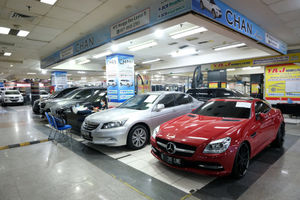 <p>Deretan mobil bekas berbagai merek dipajang di showroom penjualan mobil bekas di WTC Mangga Dua, Jakarta, Rabu, 23 September 2020. Senior Marketing Manager WTC Mangga Dua, Herjanto Kosasih mengatakan Kebijakan pajak nol persen tidak akan berimbas ke pasar mobil bekas. Menurutnya, pasar mobil bekas tidak terganggu daya beli masyarakat saat ini masih rendah, sementara kebutuhan kendaraan pribadi dirasa penting untuk menghindari penyebaran Covid-19, maka mobil bekas yang dinilai memiliki harga mobil murah tetap menjadi pilihan. Foto: Ismail Pohan/TrenAsia</p>
