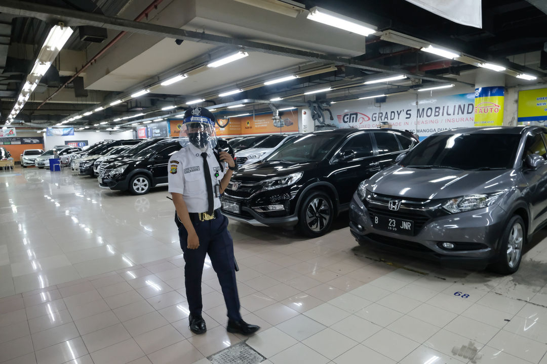 <p>Suasana showroom penjualan mobil bekas di WTC Mangga Dua, Jakarta, Rabu, 23 September 2020. Senior Marketing Manager WTC Mangga Dua, Herjanto Kosasih mengatakan Kebijakan pajak nol persen tidak akan berimbas ke pasar mobil bekas. Menurutnya, pasar mobil bekas tidak terganggu daya beli masyarakat saat ini masih rendah, sementara kebutuhan kendaraan pribadi dirasa penting untuk menghindari penyebaran Covid-19, maka mobil bekas yang dinilai memiliki harga mobil murah tetap menjadi pilihan. Foto: Ismail Pohan/TrenAsia</p>
