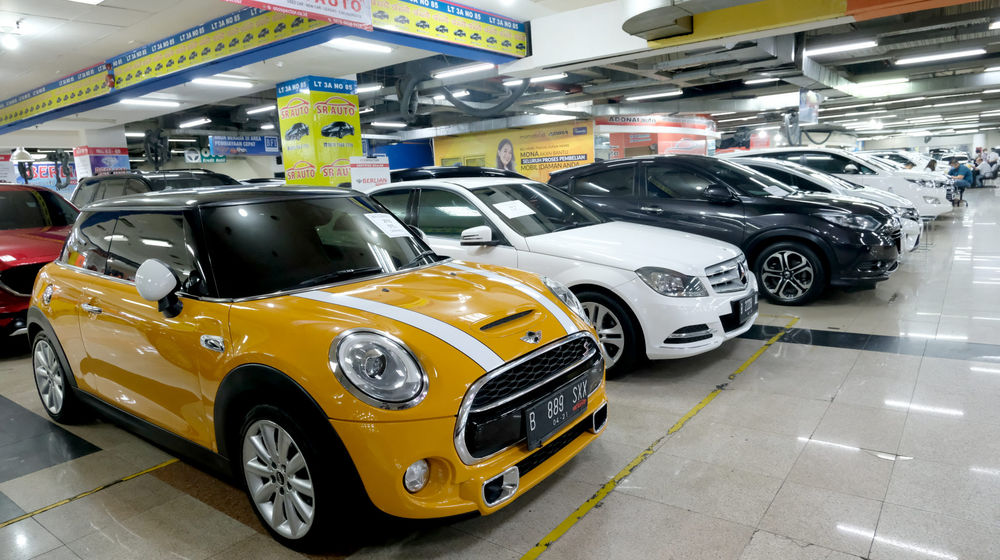 <p>Deretan mobil bekas berbagai merek dipajang di showroom penjualan mobil bekas di WTC Mangga Dua, Jakarta, Rabu, 23 September 2020. Senior Marketing Manager WTC Mangga Dua, Herjanto Kosasih mengatakan Kebijakan pajak nol persen tidak akan berimbas ke pasar mobil bekas. Menurutnya, pasar mobil bekas tidak terganggu daya beli masyarakat saat ini masih rendah, sementara kebutuhan kendaraan pribadi dirasa penting untuk menghindari penyebaran Covid-19, maka mobil bekas yang dinilai memiliki harga mobil murah tetap menjadi pilihan. Foto: Ismail Pohan/TrenAsia</p>

