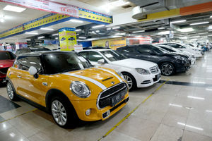 <p>Deretan mobil bekas berbagai merek dipajang di showroom penjualan mobil bekas di WTC Mangga Dua, Jakarta, Rabu, 23 September 2020. Senior Marketing Manager WTC Mangga Dua, Herjanto Kosasih mengatakan Kebijakan pajak nol persen tidak akan berimbas ke pasar mobil bekas. Menurutnya, pasar mobil bekas tidak terganggu daya beli masyarakat saat ini masih rendah, sementara kebutuhan kendaraan pribadi dirasa penting untuk menghindari penyebaran Covid-19, maka mobil bekas yang dinilai memiliki harga mobil murah tetap menjadi pilihan. Foto: Ismail Pohan/TrenAsia</p>
