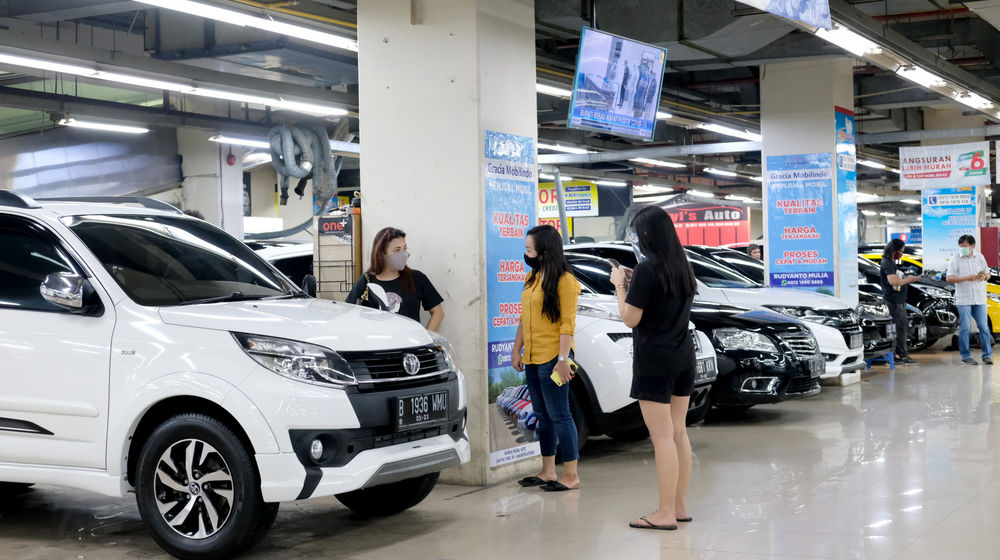 <p>Suasana showroom penjualan mobil bekas di WTC Mangga Dua, Jakarta, Rabu, 23 September 2020. Senior Marketing Manager WTC Mangga Dua, Herjanto Kosasih mengatakan Kebijakan pajak nol persen tidak akan berimbas ke pasar mobil bekas. Menurutnya, pasar mobil bekas tidak terganggu daya beli masyarakat saat ini masih rendah, sementara kebutuhan kendaraan pribadi dirasa penting untuk menghindari penyebaran Covid-19, maka mobil bekas yang dinilai memiliki harga mobil murah tetap menjadi pilihan. Foto: Ismail Pohan/TrenAsia</p>
