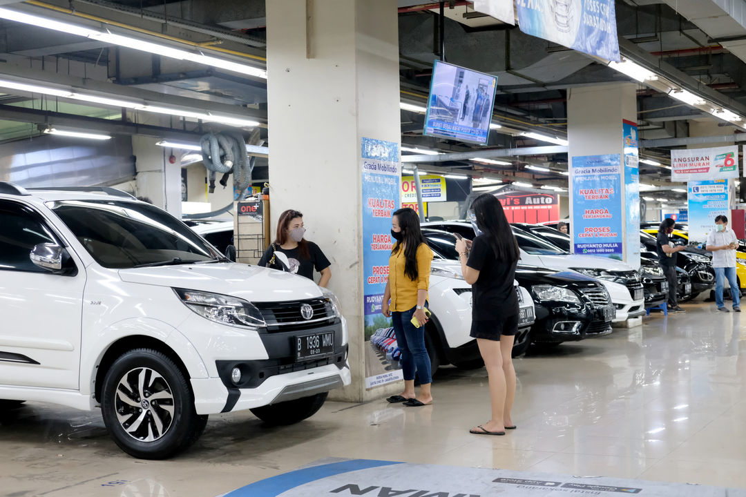 <p>Suasana showroom penjualan mobil bekas di WTC Mangga Dua, Jakarta, Rabu, 23 September 2020. Senior Marketing Manager WTC Mangga Dua, Herjanto Kosasih mengatakan Kebijakan pajak nol persen tidak akan berimbas ke pasar mobil bekas. Menurutnya, pasar mobil bekas tidak terganggu daya beli masyarakat saat ini masih rendah, sementara kebutuhan kendaraan pribadi dirasa penting untuk menghindari penyebaran Covid-19, maka mobil bekas yang dinilai memiliki harga mobil murah tetap menjadi pilihan. Foto: Ismail Pohan/TrenAsia</p>
