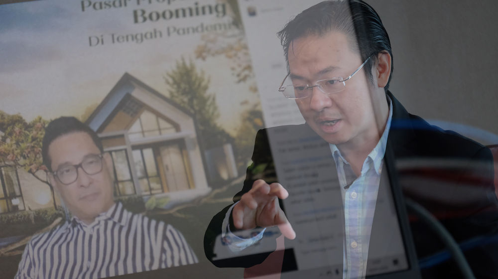 <p>Assistant Vice President Kota Podomoro Zaldy Wihardja (kanan) dan Indonesia’s Favourite Trainer & Seminar Speaker, James Gwee (kiri) menjadi narasumber pada acara webinar Kota Podomoro Tenjo dengan tema Pasar Properti Booming Di Tengah Pandemi di Jakarta, Jum’at, 9 September 2020. Kota Podomoro Tenjo, kota mandiri dan satelit baru persembahan Agung Podomoro Group (APG), pengembang properti dengan pengalaman lebih dari setengah abad di Indonesia, berhasil menciptakan booming properti ditengah kondisi pandemi COVID-19 yang masih terjadi. Dalam kurun waktu sebulan sejak diperkenalkan ke masyarakat, minat konsumen untuk memiliki hunian di kawasan kota Podomoro Tenjo mencapai lebih dari 1000 orang. Foto: Ismail Pohan/TrenAsia</p>