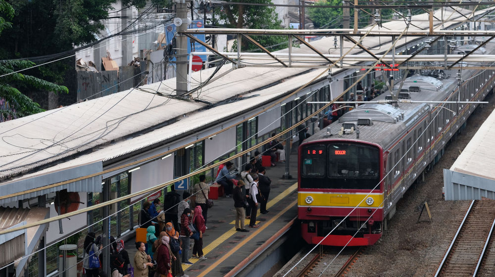 <p>Sejumlah penumpang bersiap menaiki rangkaian kereta listrik (KRL) di Stasiun Cawang, Jakarta, Senin, 14 September 2020. Pengguna transportasi KRL menurun drastis saat hari pertama pemberlakuan PSSB total. Pengguna KRL tercatat ada 92.546 pengguna atau berkurang hingga 19% dibandingkan Senin 7 September 2020 pekan lalu yang mencapai 114.075 pengguna pada waktu yang sama. Foto: Ismail Pohan/TrenAsia</p>
