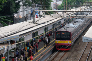 <p>Sejumlah penumpang bersiap menaiki rangkaian kereta listrik (KRL) di Stasiun Cawang, Jakarta, Senin, 14 September 2020. Pengguna transportasi KRL menurun drastis saat hari pertama pemberlakuan PSSB total. Pengguna KRL tercatat ada 92.546 pengguna atau berkurang hingga 19% dibandingkan Senin 7 September 2020 pekan lalu yang mencapai 114.075 pengguna pada waktu yang sama. Foto: Ismail Pohan/TrenAsia</p>
