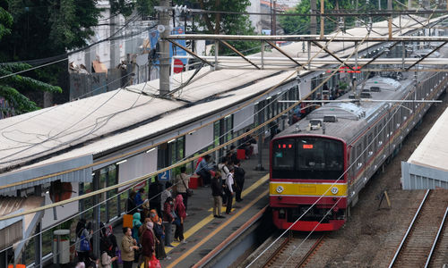 <p>Sejumlah penumpang bersiap menaiki rangkaian kereta listrik (KRL) di Stasiun Cawang, Jakarta, Senin, 14 September 2020. Pengguna transportasi KRL menurun drastis saat hari pertama pemberlakuan PSSB total. Pengguna KRL tercatat ada 92.546 pengguna atau berkurang hingga 19% dibandingkan Senin 7 September 2020 pekan lalu yang mencapai 114.075 pengguna pada waktu yang sama. Foto: Ismail Pohan/TrenAsia</p>
