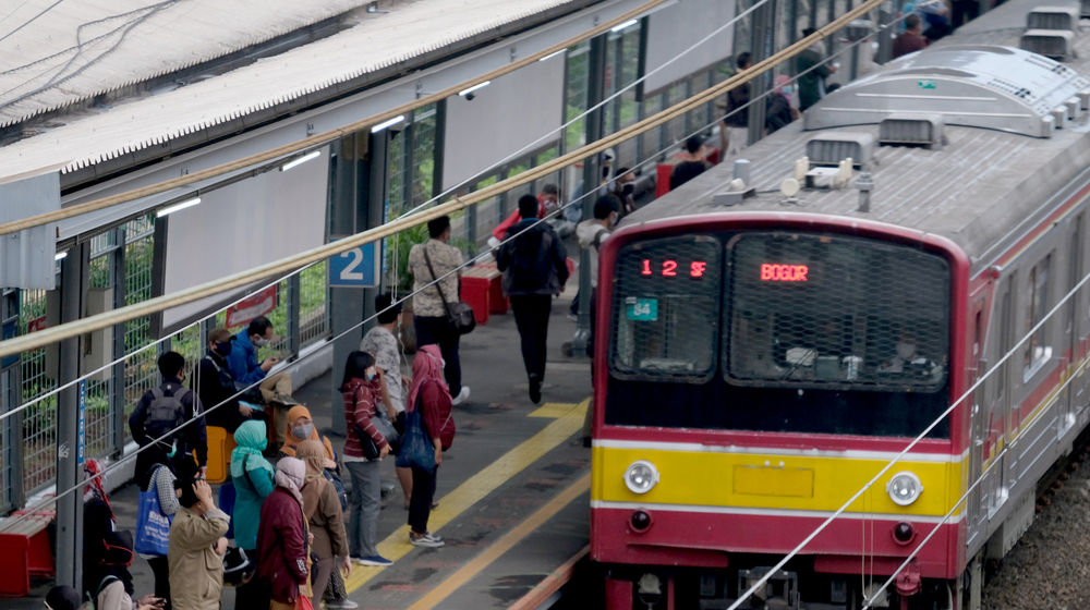 <p>Sejumlah penumpang bersiap menaiki rangkaian kereta listrik (KRL) di Stasiun Cawang, Jakarta, Senin, 14 September 2020. Pengguna transportasi KRL menurun drastis saat hari pertama pemberlakuan PSSB total. Pengguna KRL tercatat ada 92.546 pengguna atau berkurang hingga 19% dibandingkan Senin 7 September 2020 pekan lalu yang mencapai 114.075 pengguna pada waktu yang sama. Foto: Ismail Pohan/TrenAsia</p>