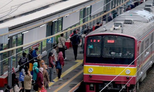 <p>Sejumlah penumpang bersiap menaiki rangkaian kereta listrik (KRL) di Stasiun Cawang, Jakarta, Senin, 14 September 2020. Pengguna transportasi KRL menurun drastis saat hari pertama pemberlakuan PSSB total. Pengguna KRL tercatat ada 92.546 pengguna atau berkurang hingga 19% dibandingkan Senin 7 September 2020 pekan lalu yang mencapai 114.075 pengguna pada waktu yang sama. Foto: Ismail Pohan/TrenAsia</p>
