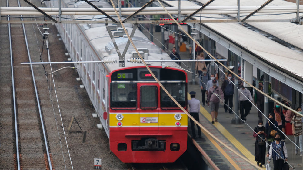 <p>Sejumlah penumpang bersiap menaiki rangkaian kereta listrik (KRL) di Stasiun Cawang, Jakarta, Senin, 14 September 2020. Pengguna transportasi KRL menurun drastis saat hari pertama pemberlakuan PSSB total. Pengguna KRL tercatat ada 92.546 pengguna atau berkurang hingga 19% dibandingkan Senin 7 September 2020 pekan lalu yang mencapai 114.075 pengguna pada waktu yang sama. Foto: Ismail Pohan/TrenAsia</p>
