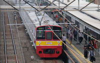 <p>Sejumlah penumpang bersiap menaiki rangkaian kereta listrik (KRL) di Stasiun Cawang, Jakarta, Senin, 14 September 2020. Pengguna transportasi KRL menurun drastis saat hari pertama pemberlakuan PSSB total. Pengguna KRL tercatat ada 92.546 pengguna atau berkurang hingga 19% dibandingkan Senin 7 September 2020 pekan lalu yang mencapai 114.075 pengguna pada waktu yang sama. Foto: Ismail Pohan/TrenAsia</p>
