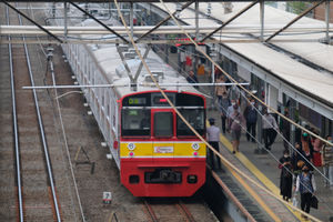 <p>Sejumlah penumpang bersiap menaiki rangkaian kereta listrik (KRL) di Stasiun Cawang, Jakarta, Senin, 14 September 2020. Pengguna transportasi KRL menurun drastis saat hari pertama pemberlakuan PSSB total. Pengguna KRL tercatat ada 92.546 pengguna atau berkurang hingga 19% dibandingkan Senin 7 September 2020 pekan lalu yang mencapai 114.075 pengguna pada waktu yang sama. Foto: Ismail Pohan/TrenAsia</p>

