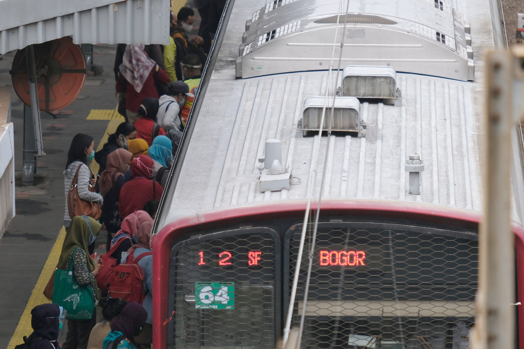 <p>Sejumlah penumpang bersiap menaiki rangkaian kereta listrik (KRL) di Stasiun Cawang, Jakarta, Senin, 14 September 2020. Pengguna transportasi KRL menurun drastis saat hari pertama pemberlakuan PSSB total. Pengguna KRL tercatat ada 92.546 pengguna atau berkurang hingga 19% dibandingkan Senin 7 September 2020 pekan lalu yang mencapai 114.075 pengguna pada waktu yang sama. Foto: Ismail Pohan/TrenAsia</p>
