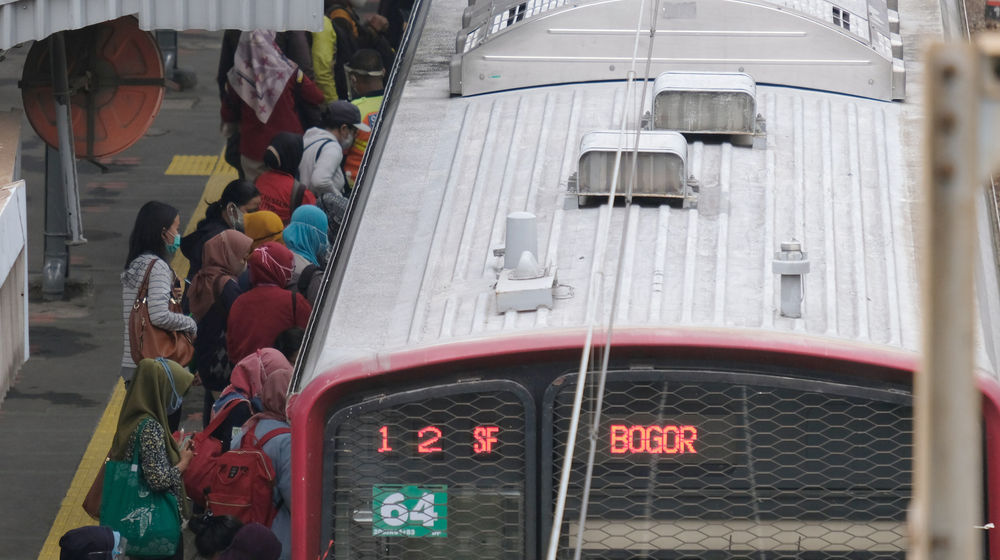 <p>Sejumlah penumpang bersiap menaiki rangkaian kereta listrik (KRL) di Stasiun Cawang, Jakarta, Senin, 14 September 2020. Pengguna transportasi KRL menurun drastis saat hari pertama pemberlakuan PSSB total. Pengguna KRL tercatat ada 92.546 pengguna atau berkurang hingga 19% dibandingkan Senin 7 September 2020 pekan lalu yang mencapai 114.075 pengguna pada waktu yang sama. Foto: Ismail Pohan/TrenAsia</p>
